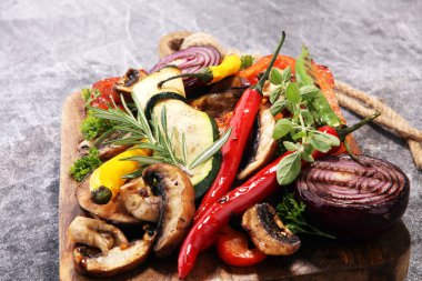 Izgara sebze. Domates, kabak, biber ve taze otlar. Vejetaryen ızgara kavramı.