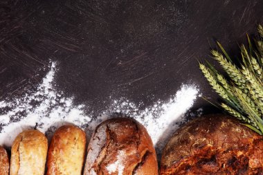 Ekmek ve ekmek çeşitleri gemide yukarıdan alır. Mutfak veya fırın poster tasarımı.