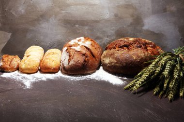 Ekmek ve ekmek çeşitleri gemide yukarıdan alır. Mutfak veya fırın poster tasarımı.