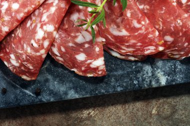 ince dilimlenmiş salam. lezzetli Aperatif rustik salam.