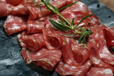 ince dilimlenmiş salam. lezzetli Aperatif rustik salam.