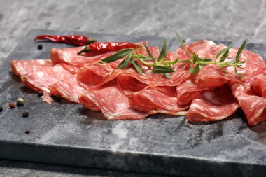 ince dilimlenmiş salam. lezzetli Aperatif rustik salam.