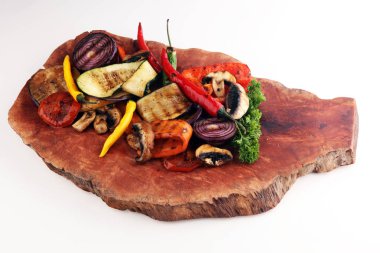 Izgara sebze. Domates, kabak, biber ve taze otlar. Vejetaryen ızgara kavramı.