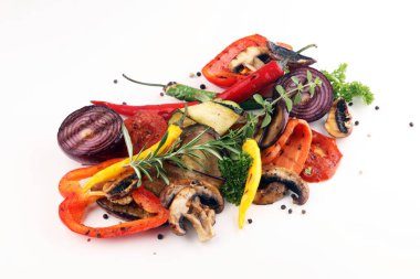 Izgara sebze. Domates, kabak, biber ve taze otlar. Vejetaryen ızgara kavramı.