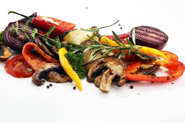 Izgara sebze. Domates, kabak, biber ve taze otlar. Vejetaryen ızgara kavramı.