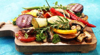 Izgara sebze. Domates, kabak, biber ve taze otlar. Vejetaryen ızgara kavramı.