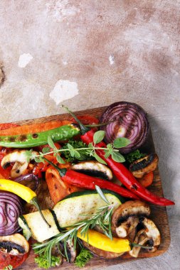 Izgara sebze. Domates, kabak, biber ve taze otlar. Vejetaryen ızgara kavramı.