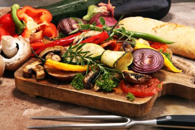 Izgara sebze. Domates, kabak, biber ve taze otlar. Vejetaryen ızgara kavramı.