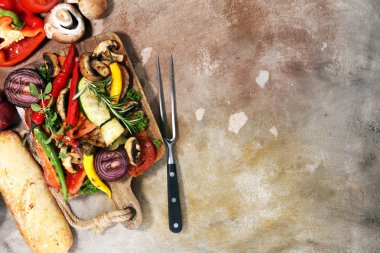 Izgara sebze. Domates, kabak, biber ve taze otlar. Vejetaryen ızgara kavramı.