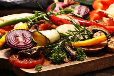 Izgara sebze. Domates, kabak, biber ve taze otlar. Vejetaryen ızgara kavramı.