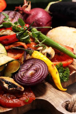 Izgara sebze. Domates, kabak, biber ve taze otlar. Vejetaryen ızgara kavramı.