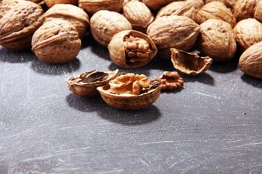 Ceviz çekirdekleri ve kırsal masada sağlıklı cevizler.