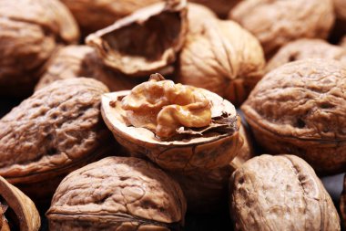 Ceviz çekirdekleri ve kırsal masada sağlıklı cevizler.