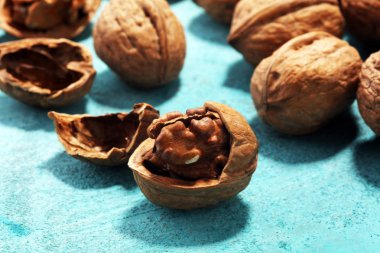 Ceviz çekirdekleri ve kırsal masada sağlıklı cevizler.