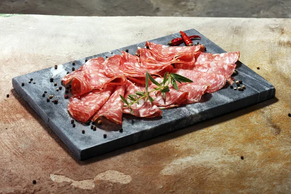 ince dilimlenmiş salam. lezzetli Aperatif rustik salam.