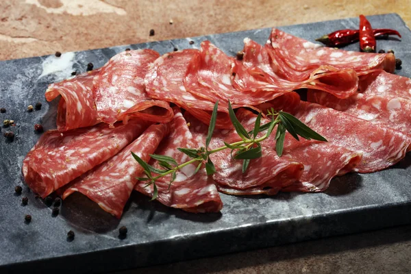 Dünn Geschnittene Salami Köstlicher Snack Rustikale Salami — Stockfoto