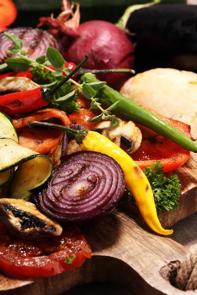 Izgara sebze. Domates, kabak, biber ve taze otlar. Vejetaryen ızgara kavramı.