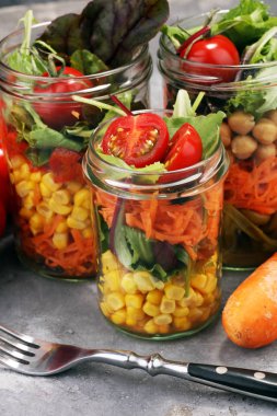 Ev yapımı salata sebze ile cam kavanoza. Sağlıklı gıda, diyet, Detoks, temiz yemek ve vejetaryen kavramı.