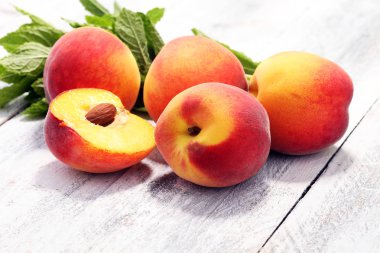 Masada olgun şeftali grubu. Taze şeftali kavramı