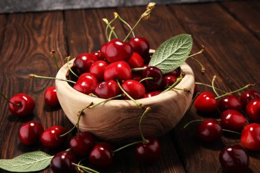 Kiraz. Kase ve kiraz masanın üzerine bir sürü kırmızı taze kiraz .