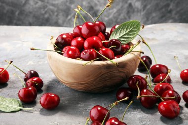 Kiraz. Kase ve kiraz masanın üzerine bir sürü kırmızı taze kiraz .