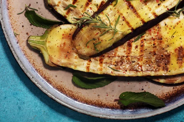 Grillad Aubergine Smaksatt Med Olivolja Vitlök Och Mynta Dietary Vegetariska — Stockfoto