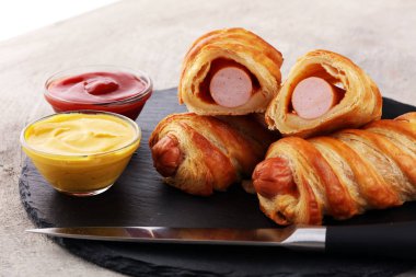 Lezzetli ev yapımı Sosis tabağı hizmet veren bir siyah rulo.