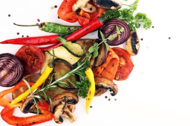 Izgara sebze. Domates, kabak, biber ve taze otlar. Vejetaryen ızgara kavramı.