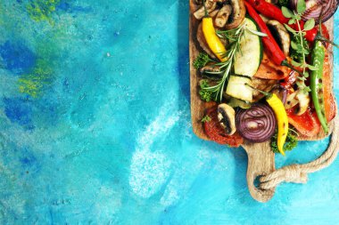 Izgara sebze. Domates, kabak, biber ve taze otlar. Vejetaryen ızgara kavramı.