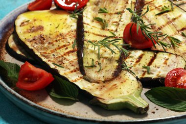 ızgara patlıcan, zeytinyağı, sarımsak ve nane ile terbiyeli. Diyet vejetaryen meze salata