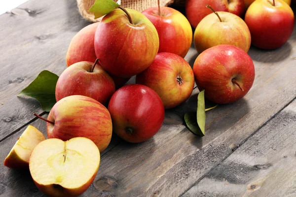 Dojrzałych Jabłek Liści Podłoże Drewniane — Zdjęcie stockowe