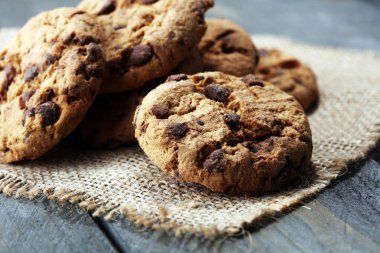 Tahta masada çikolatalı kurabiyeler. Çikolata parçacıklı kurabiye.