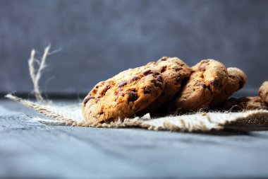 Tahta masada çikolatalı kurabiyeler. Çikolata parçacıklı kurabiye.
