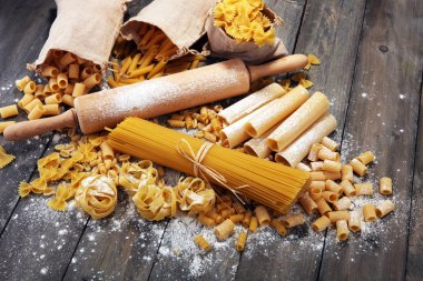 Makarna rustik gri arka plan üzerine çeşitli karışımı. Ev yapımı makarna yapma