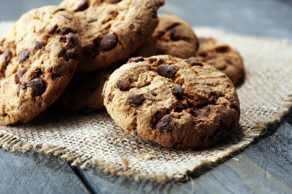 Tahta masada çikolatalı kurabiyeler. Çikolata parçacıklı kurabiye.
