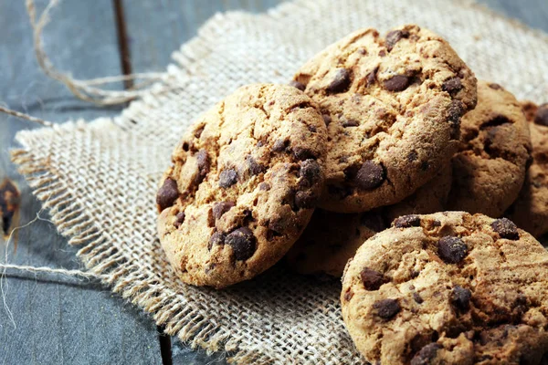 Tahta masada çikolatalı kurabiyeler. Çikolata parçacıklı kurabiye.