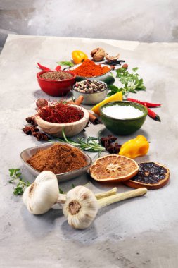 Baharat ve otlar masada. Yemek ve mutfak malzemeleri