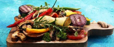 Izgara sebze. Domates, kabak, biber ve taze otlar. Vejetaryen ızgara kavramı.