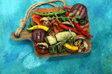 Izgara sebze. Domates, kabak, biber ve taze otlar. Vejetaryen ızgara kavramı.