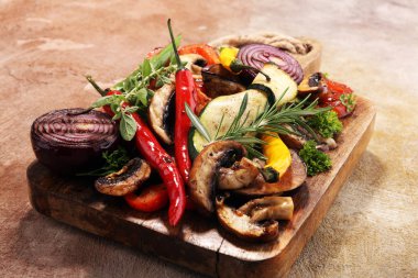 Izgara sebze. Domates, kabak, biber ve taze otlar. Vejetaryen ızgara kavramı.