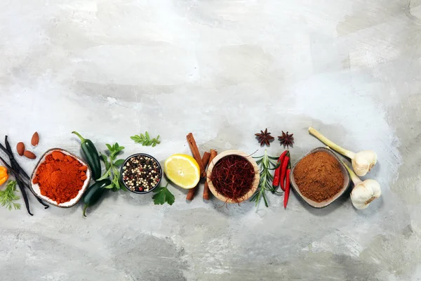 Baharat ve otlar masada. Yemek ve mutfak malzemeleri