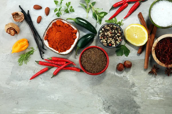 Baharat ve otlar masada. Yemek ve mutfak malzemeleri