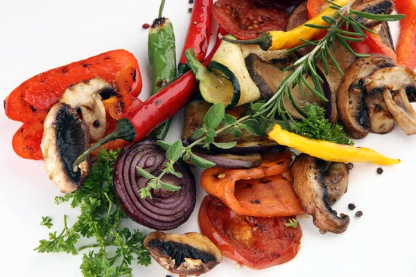 Izgara sebze. Domates, kabak, biber ve taze otlar. Vejetaryen ızgara kavramı.