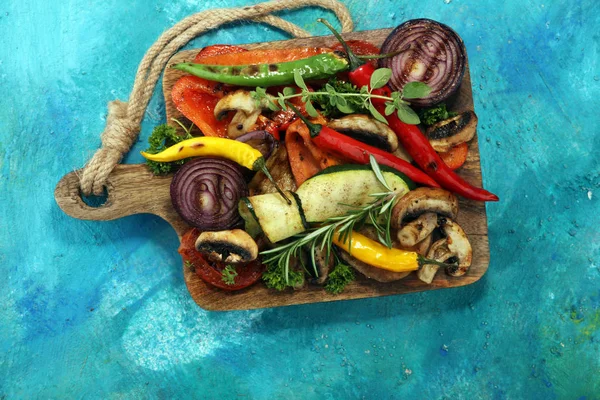 Izgara sebze. Domates, kabak, biber ve taze otlar. Vejetaryen ızgara kavramı.