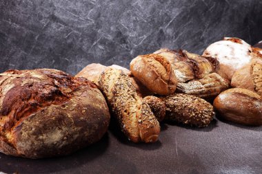 Ekmek ve ekmek çeşitleri gemide yukarıdan alır. Mutfak veya fırın poster tasarımı.