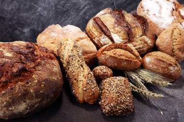 Ekmek ve ekmek çeşitleri gemide yukarıdan alır. Mutfak veya fırın poster tasarımı.