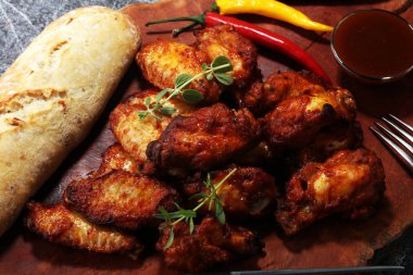 Barbekü tavuk kanadı ahşap tepsi üzerinde Kapat.