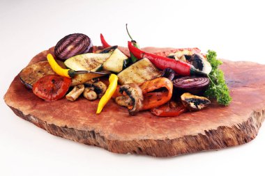 Izgara sebze. Domates, kabak, biber ve taze otlar. Vejetaryen ızgara kavramı.