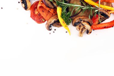 Izgara sebze. Domates, kabak, biber ve taze otlar. Vejetaryen ızgara kavramı.