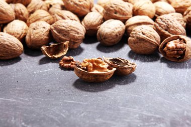 Ceviz çekirdekleri ve kırsal masada sağlıklı cevizler.